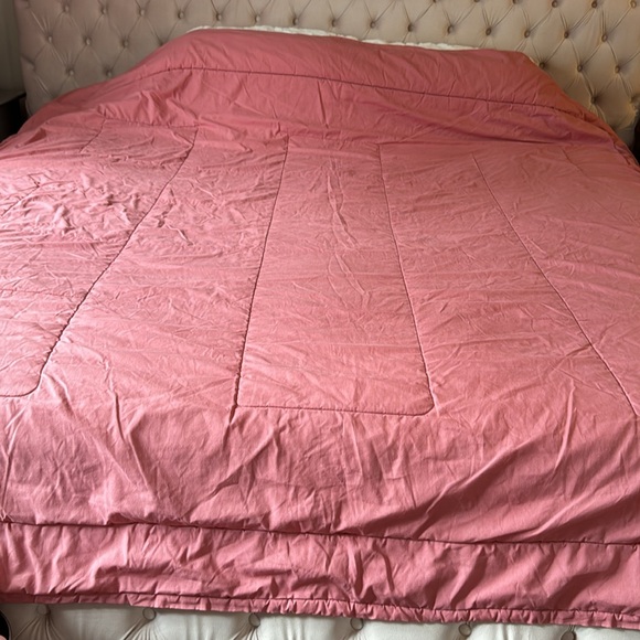 King Size Comforter- Stylish, Warm, Cozy, Comfortable Comforter - Picture 6 of 7
